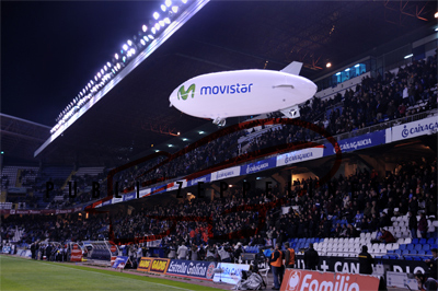 Zeppelín Teledirigido Movistar volando en Estadio del Deportivo de La Coruña